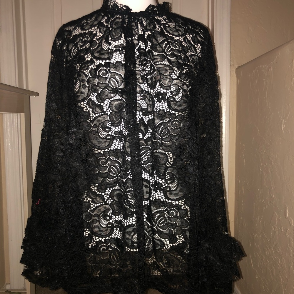 BEBE lace bellsleeve tunic w ruffle detail&keyhole